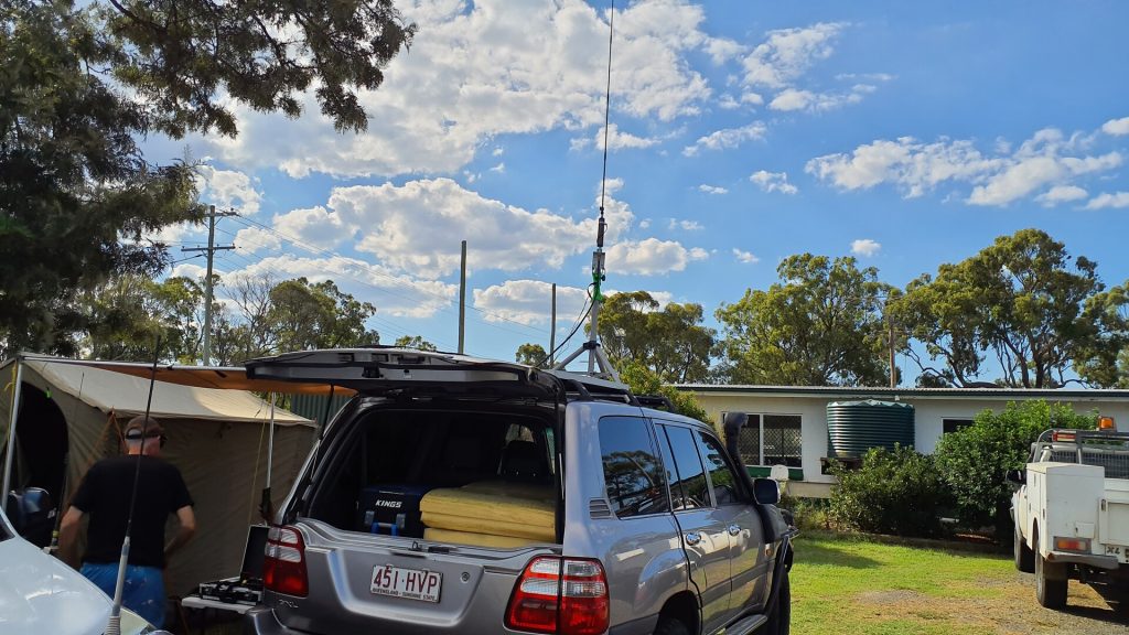 Kellie's antenna set-up on his 4WD.